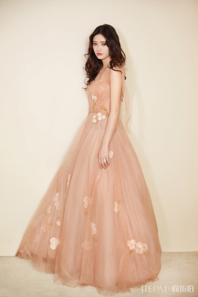 林允外套配格纹9分裤,少女感一下就提升了