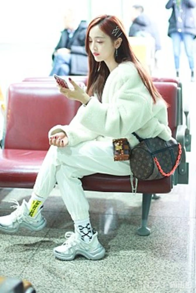 吴宣仪化身“小白熊”年后现身，轻盈穿搭展甜美风范，这是初恋的模样！