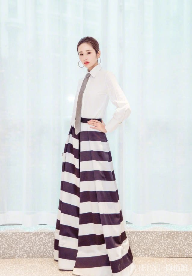 颖儿一身焦糖色休闲套装,显得女人味十足!