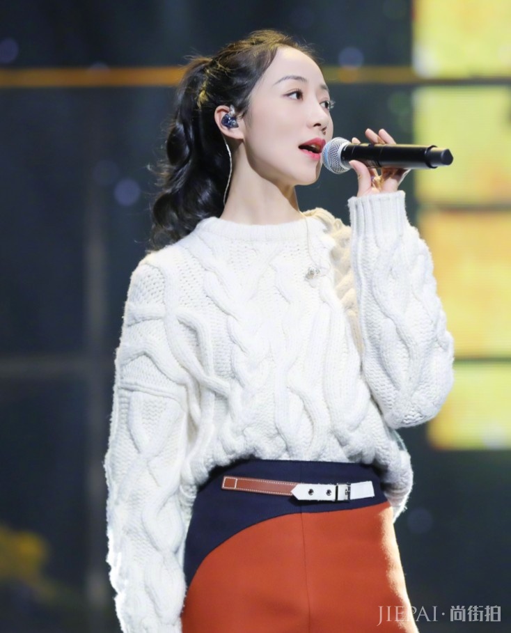 韩雪裙子太宽松把厚实的毛衣塞进去,这才撑起来!