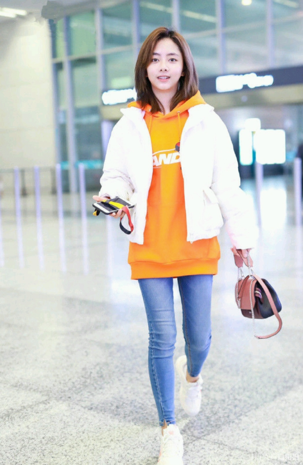 谭松韵连帽卫衣,搭配羽绒服气质出众