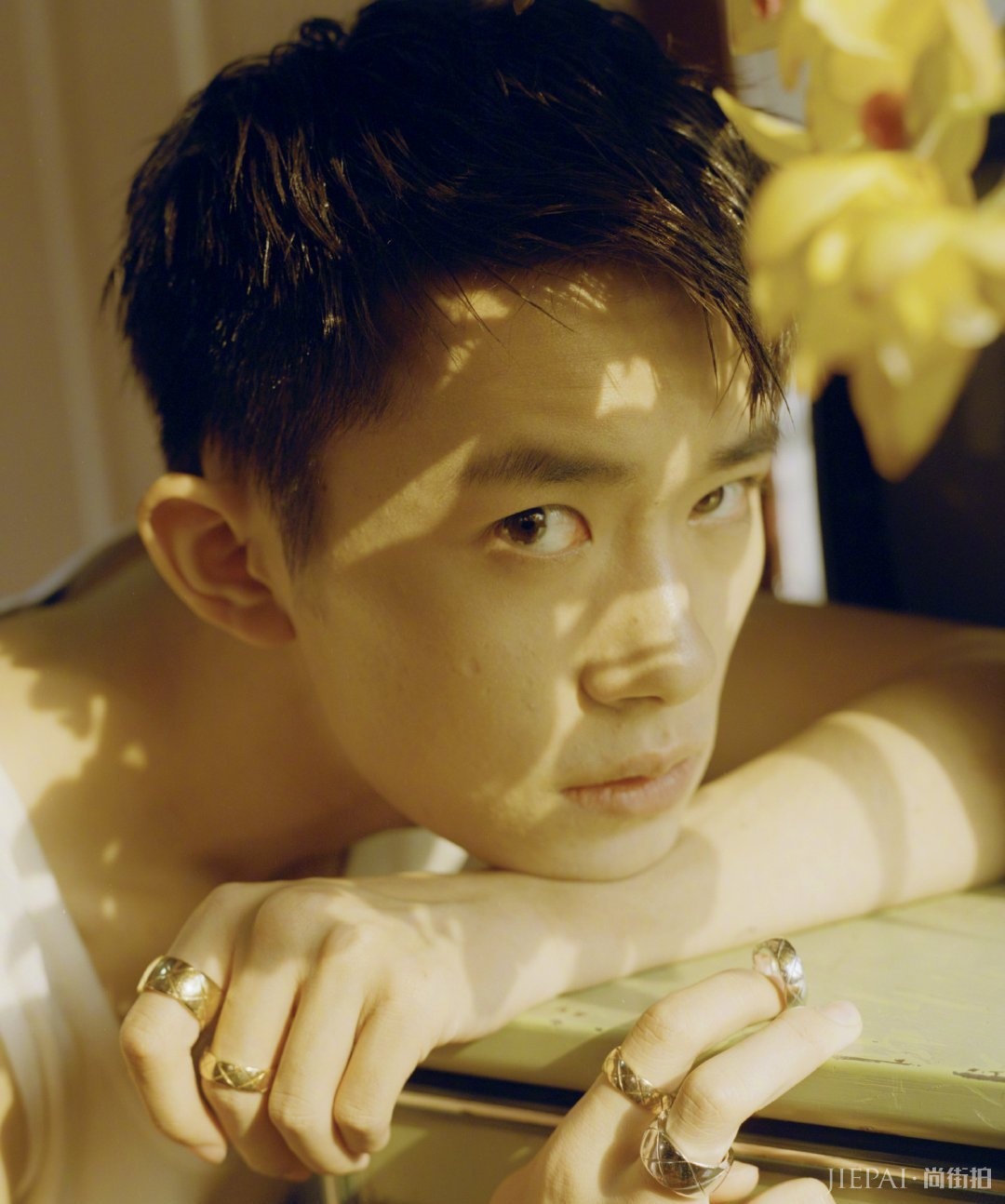 易烊千玺纯素颜写真够拼,居然连痘坑都看得见!