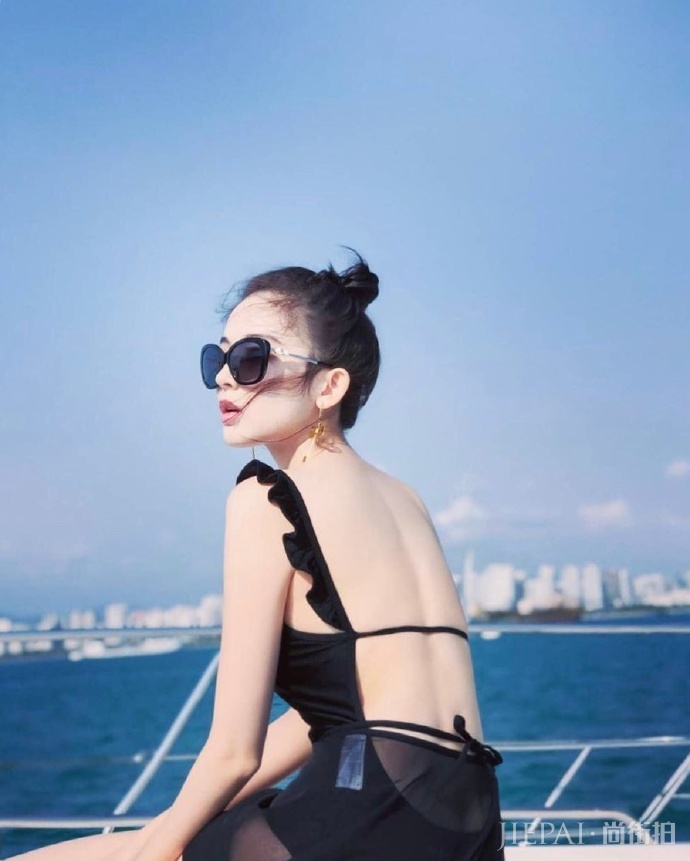 古力娜扎罕见泳装造型 美背造型亮相游艇