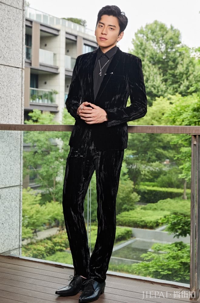 王大陆西装搭配透纱衬衫亮相,简直帅到不敢认!