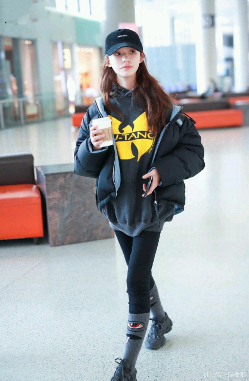 林允穿T恤配挎包和老爹鞋,太美了!