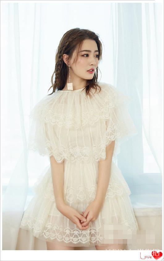 徐璐公主编发配蕾丝裙美炸了，大腮帮子方脸太有范儿