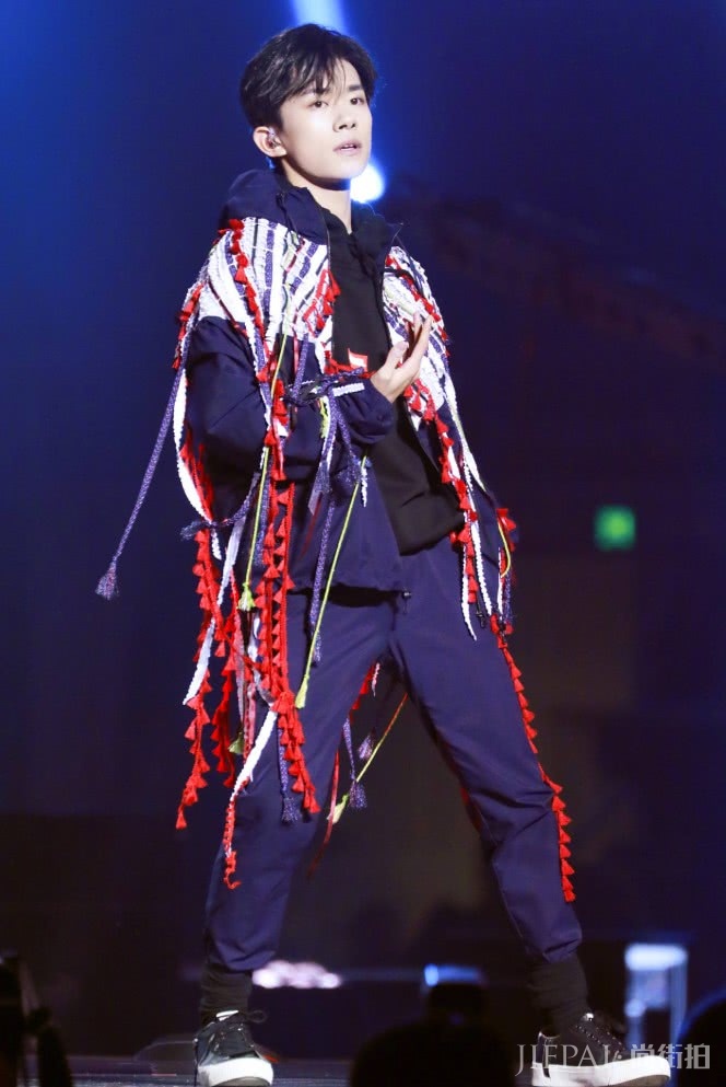 易烊千玺“花棉袄＋运动裤”太6了！
