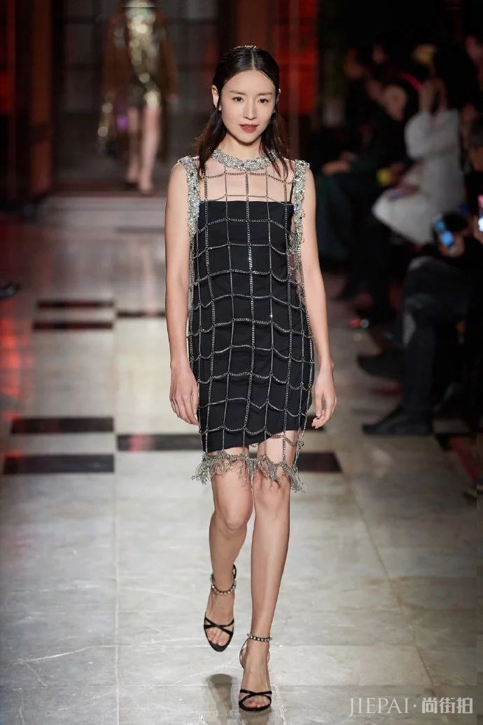 董洁长腿和小蛮腰暴露功底，衣品直线上升