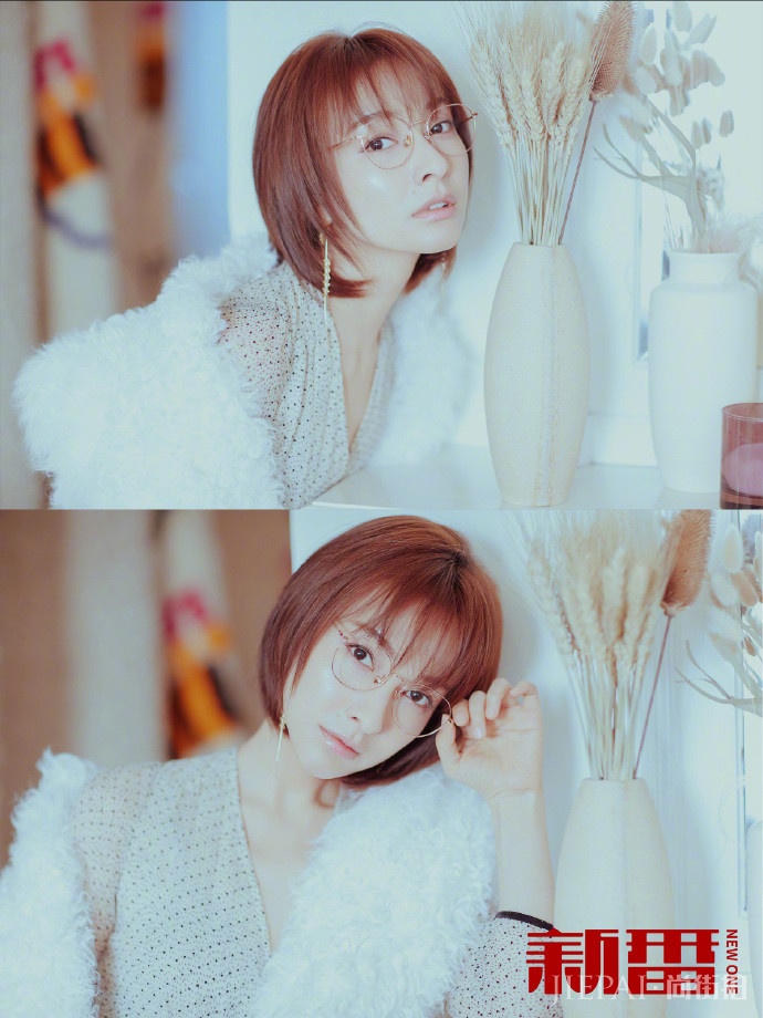 吴昕穿毛衣配夹子发饰，少女感十足