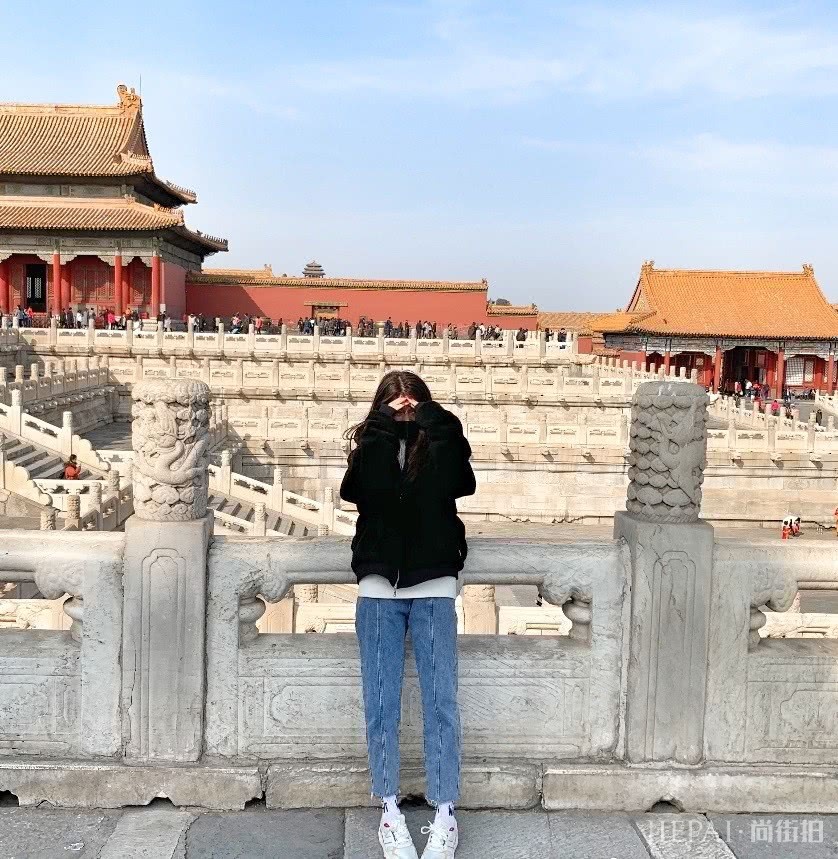 傅菁参加巴黎时装周，麻花辫搭配卡其色外套又帅又显气质