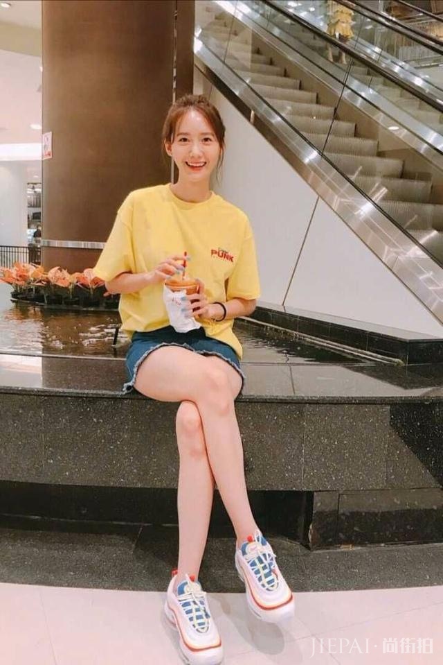 林允儿这样穿才是少女出游的正确打开方式！