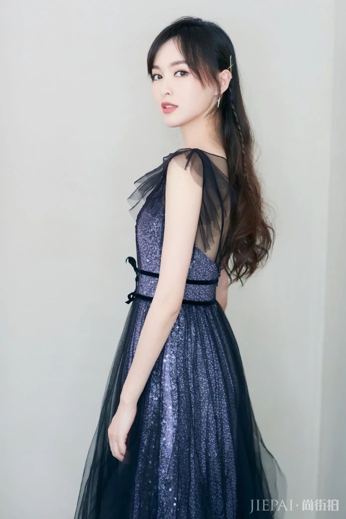 唐嫣薄纱亮片裙已经够夺目了,还上演美颜暴击