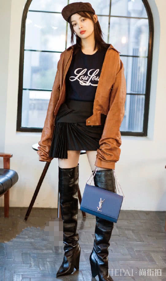 辛芷蕾只是剪掉上半截皮裤,意外显瘦10斤不止!