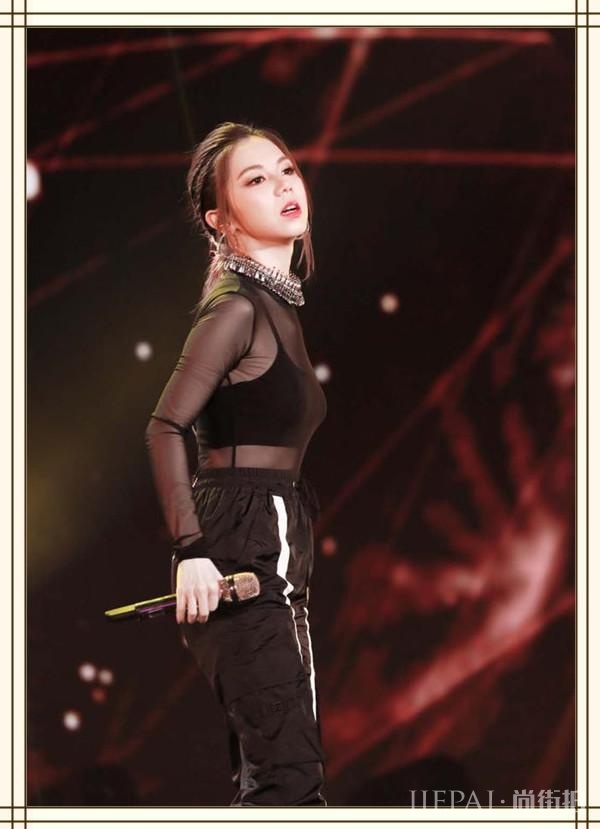 邓紫棋甩掉皮裤女王称号!