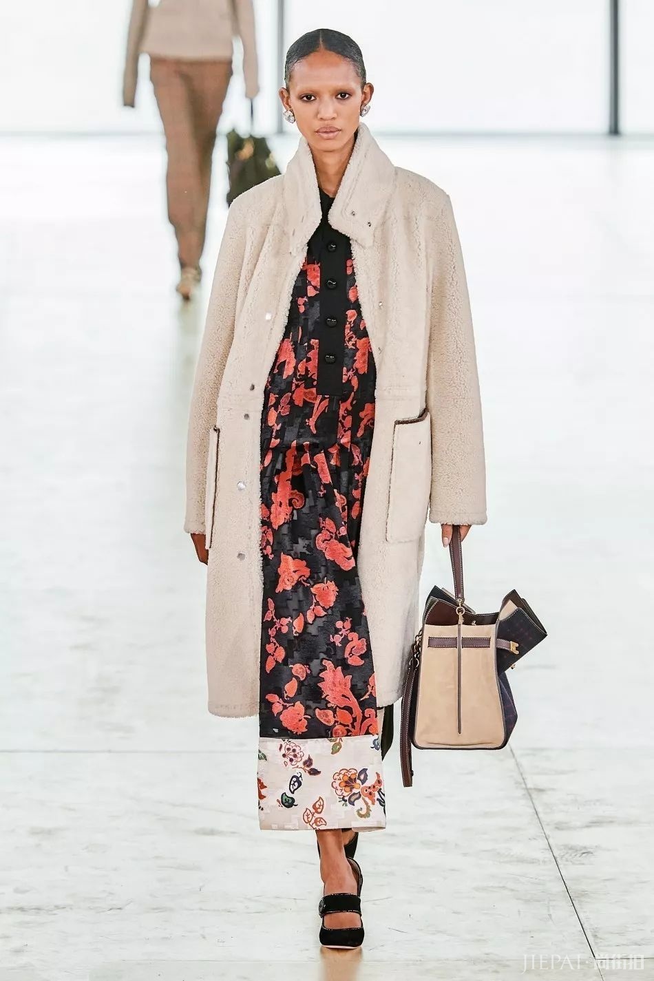 秦岚助阵Tory Burch2019秋冬系列，惊艳亮相纽约秀场 |