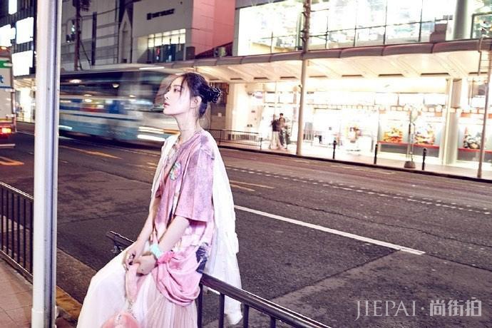 张馨予紫色T恤+百褶裙很少女，这次街拍有点皮！