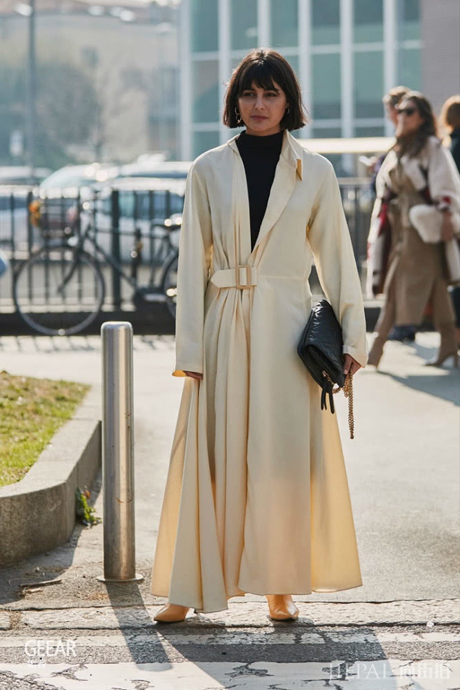 学米兰时装周潮人街拍，让你穿白色系衣服不单调