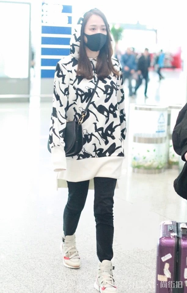 陈乔恩将裤子塞进鞋子里,保暖又个性