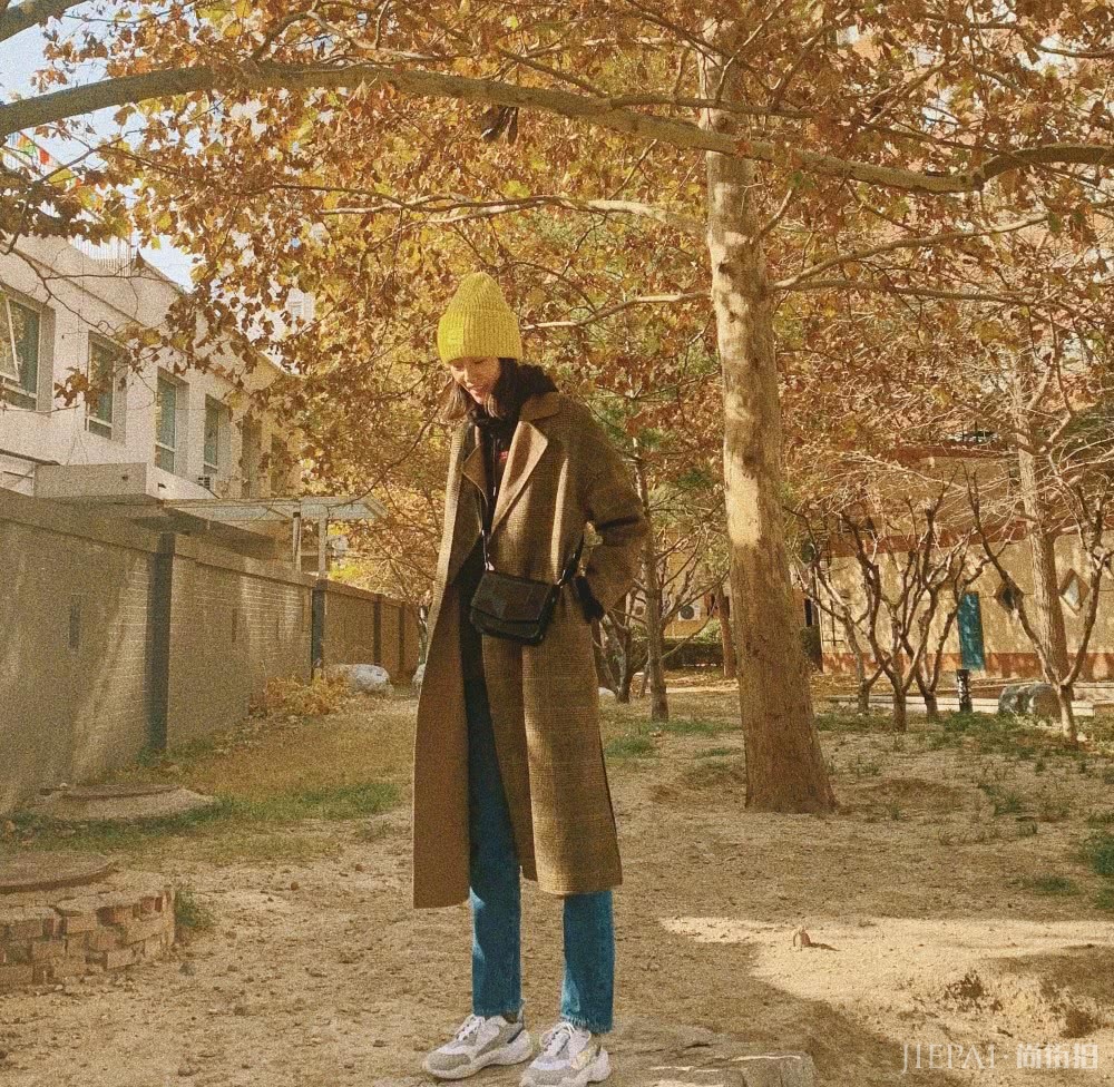 看刘雯穿长款大衣,成熟优雅也可以文艺清新