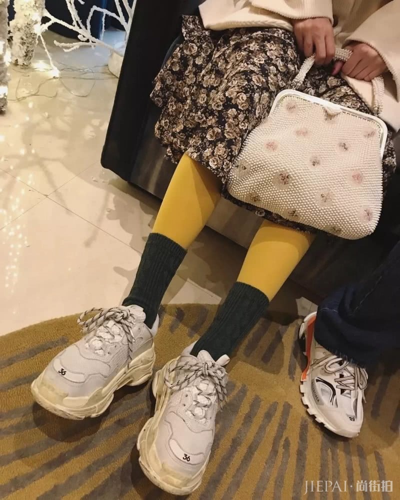 同色系裙子很吸引人！搭配老爹鞋强强联手，怎么穿衣打扮都好看！