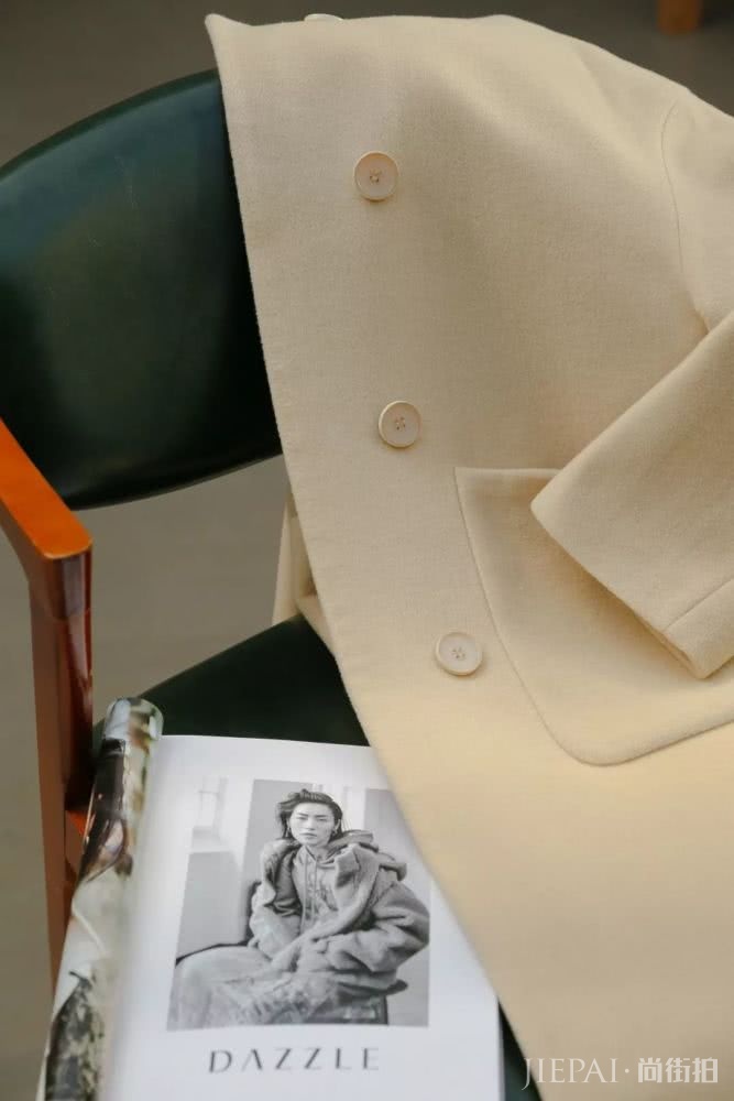 想更时髦，第一件事是把头发剪了