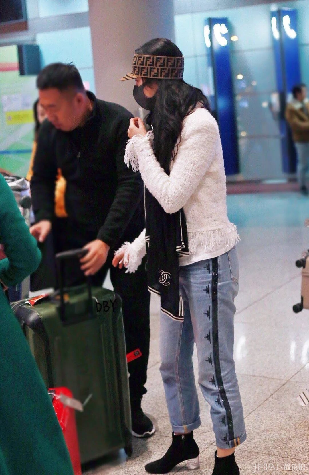 刘亦菲一身大牌现身机场，素颜真的是有颜任性