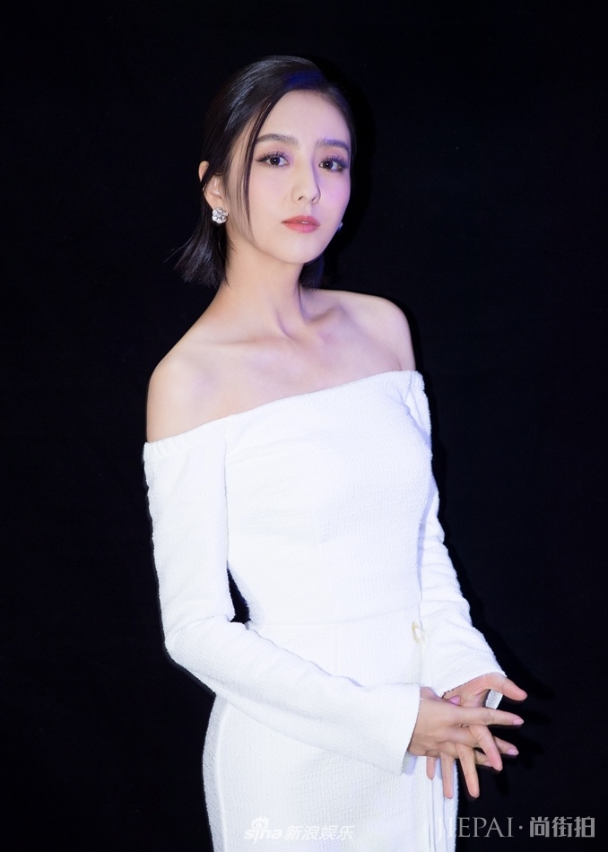 佟丽娅的露肩礼服,美到让人尖叫!