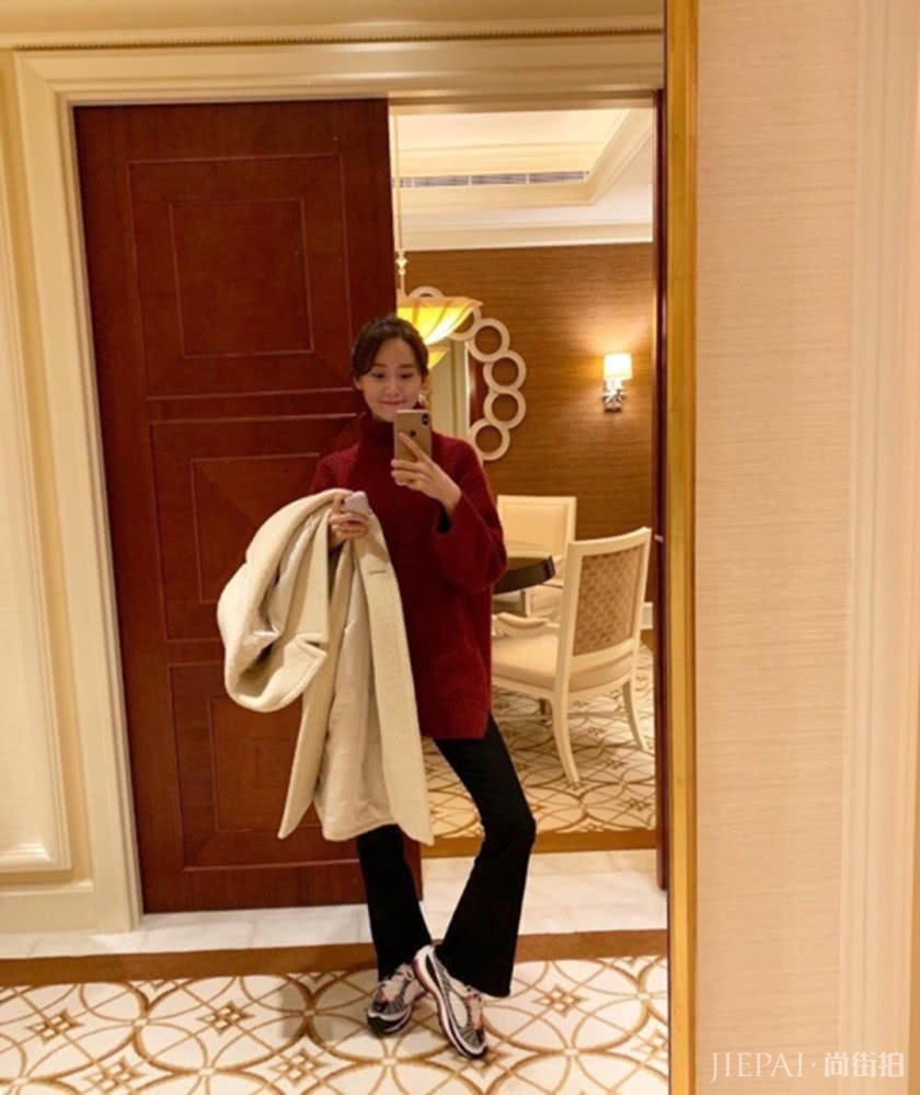 林允儿军绿风衣低调现身，红唇白肤漂亮迷人