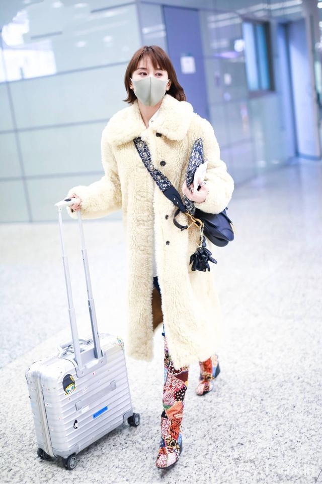 王子文又穿这双补丁长筒靴，换个搭配也太显矮了，未修图一米三？