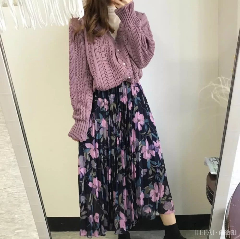 针织衫要会穿简直能美爆一条街!百褶裙+老爹鞋搭配起来更好看