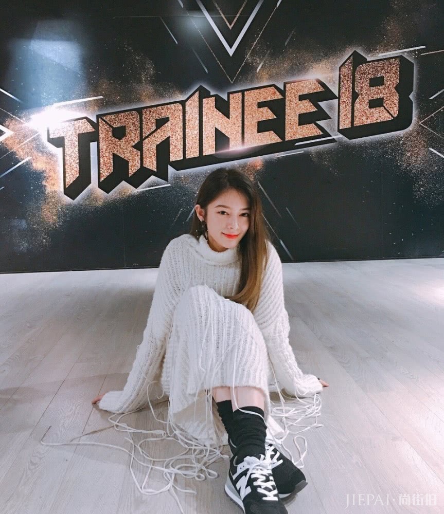 傅菁参加巴黎时装周，麻花辫搭配卡其色外套又帅又显气质