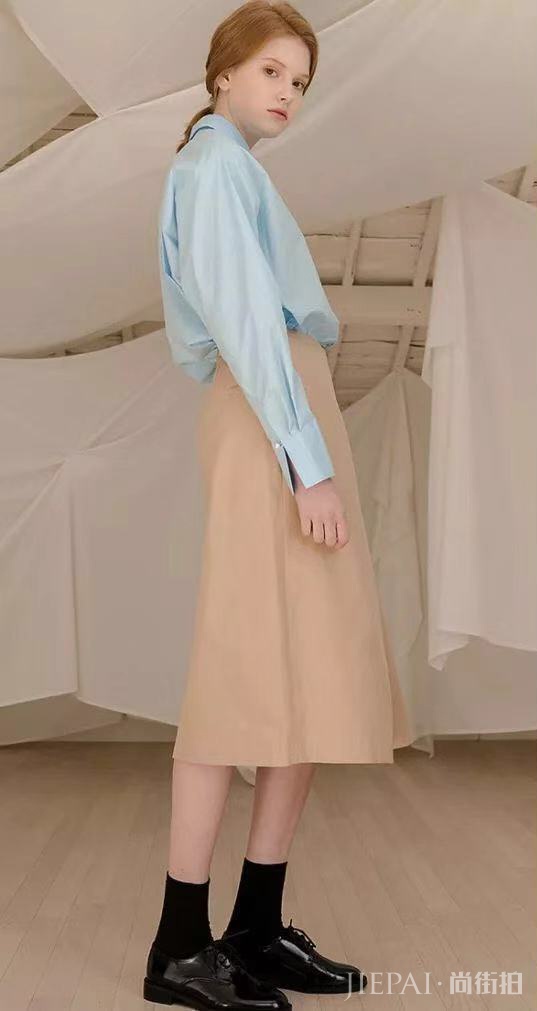 卡其色半身裙这样穿搭，淑女性感随意切换