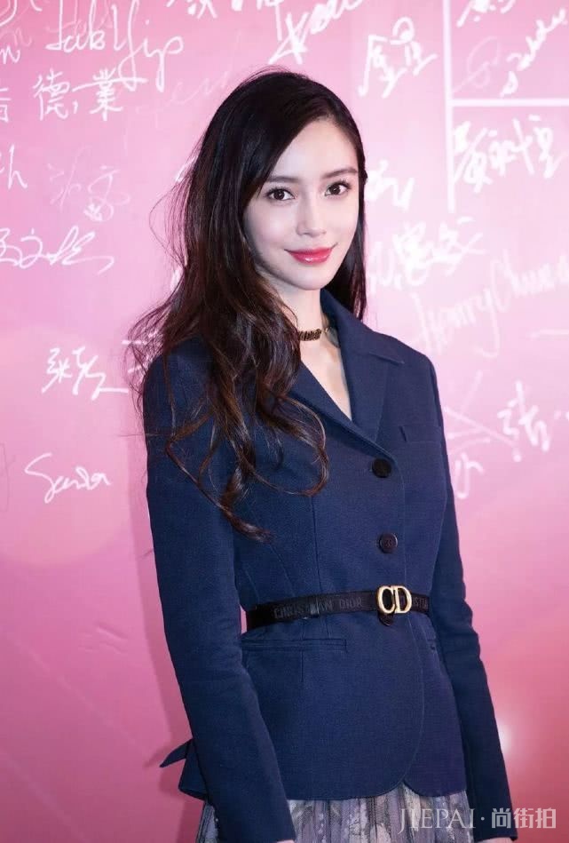 Angelababy一抹芭比粉轻轻松松hold住了西装配长裙，有颜真好