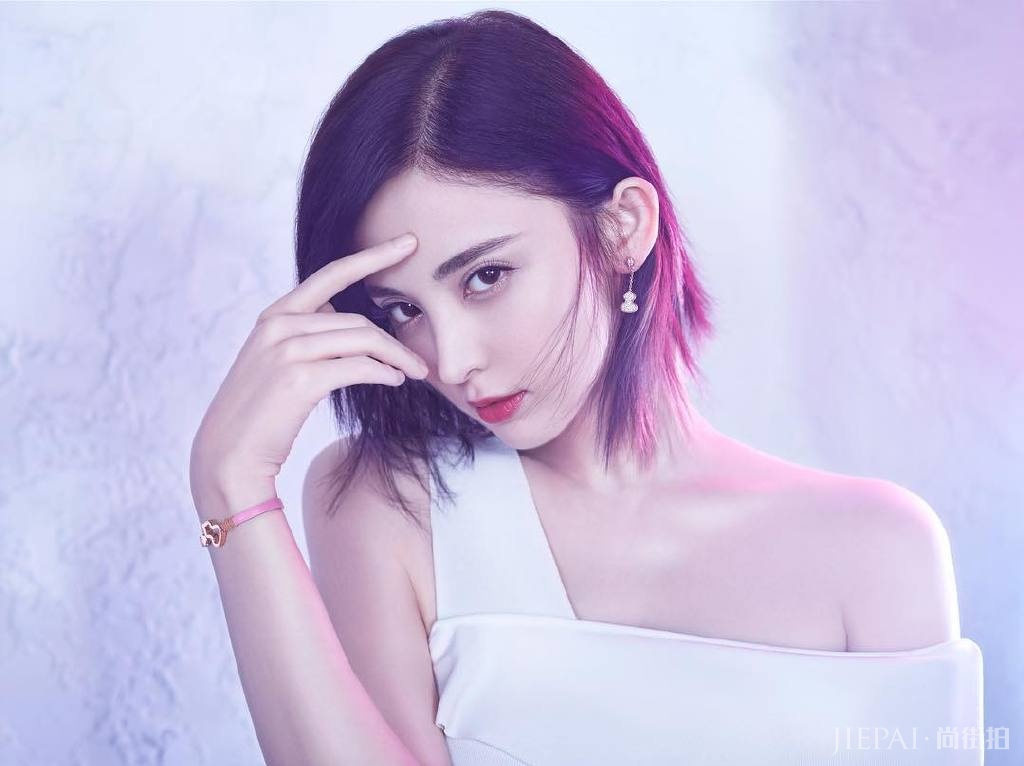 古力娜扎印花衬衫搭配牛仔热裤，秒变成青春少女