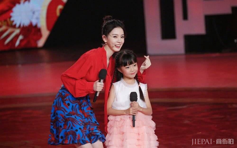 陈瑶一身红衣出席活动,美成全场焦点