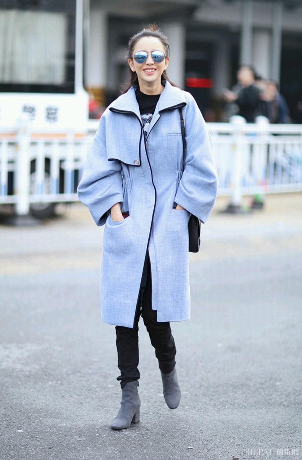 佟丽娅穿无领大衣配牛仔裤让人眼前一亮