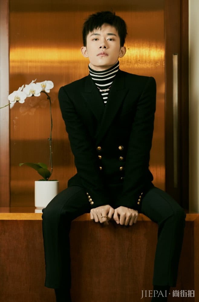 易烊千玺穿休闲装搭匡威鞋,酷爆了