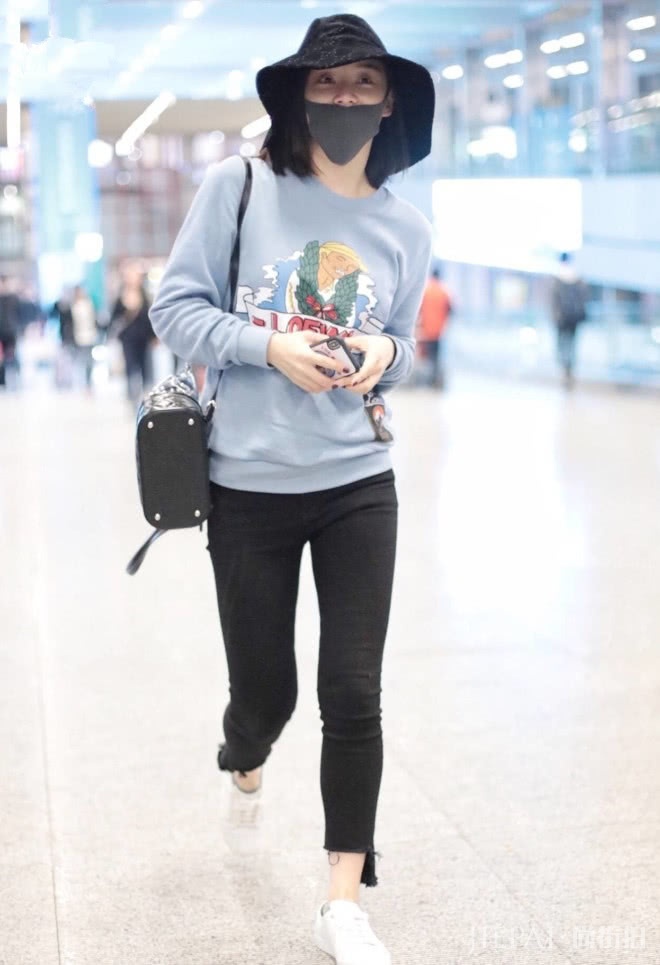 袁姗姗毛绒大衣配牛仔裤，简约时尚又不失少女感！