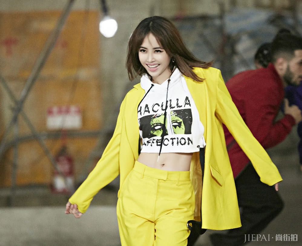 蔡依林保鲜的颜值和有范的穿搭，意外看着很美