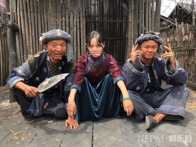 辛芷蕾出发时装周太飒