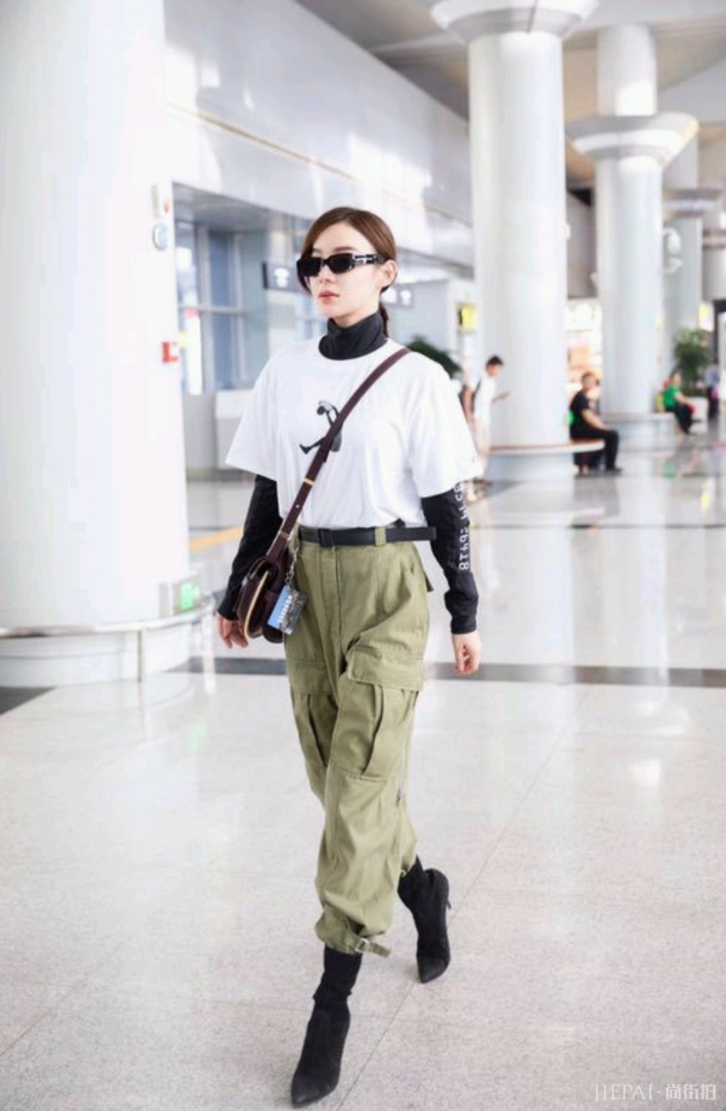 袁姗姗穿T恤配“开衩”牛仔裤低调现身，气质还挺好