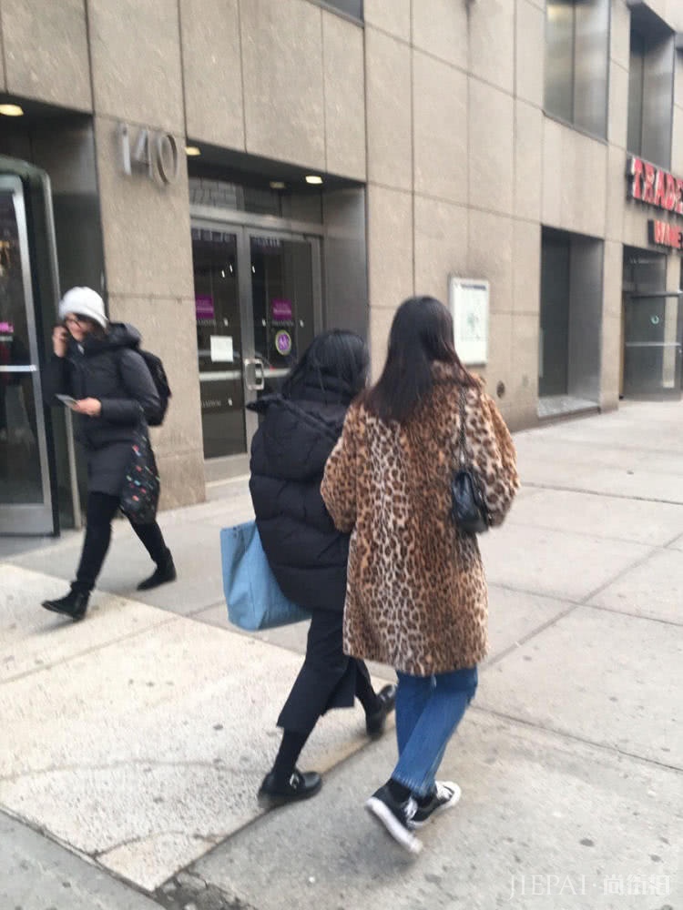 蔡依林嫌豹纹大衣不够个性,还要小露香肩