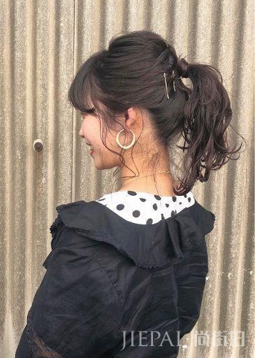 学习用头发绑马尾，提升时尚品味