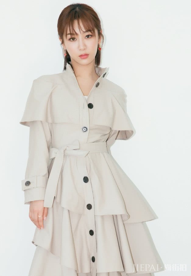 杨紫穿上风衣裙更成熟，才让人相信她26岁了！