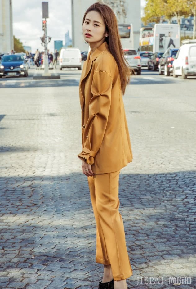 颖儿一身焦糖色休闲套装,显得女人味十足!