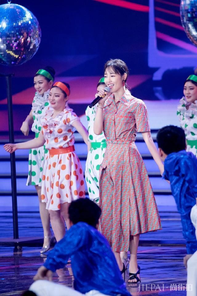 白百何衬衫配花式裙,终于高调一回