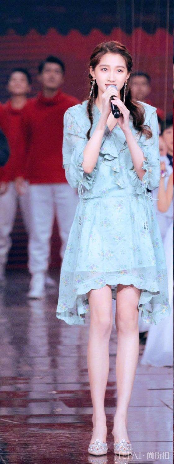 关晓彤真的不冷么？大冬天的穿蕾丝薄纱裙是很甜美