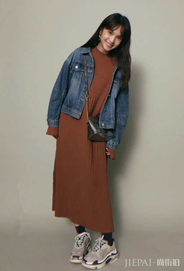 杨丞琳白色吊带裙可爱满分,还能百搭又显瘦!