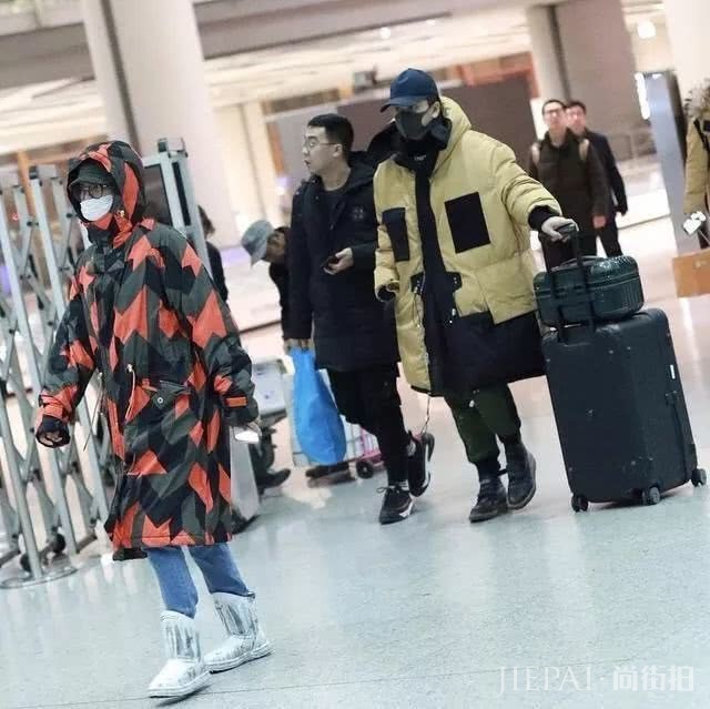 辛芷蕾出发时装周太飒