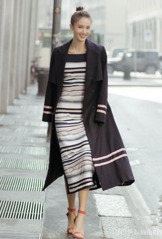 金晨身穿条纹长裙优雅又显高,超模气场十足!